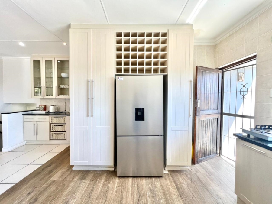 5 Bedroom Property for Sale in Paradise Beach Eastern Cape